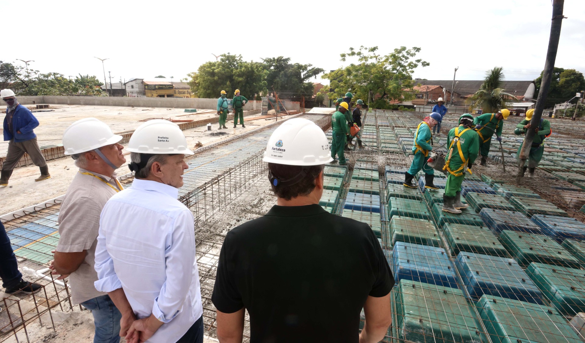 sarto observa a obra do Gonzaguinha